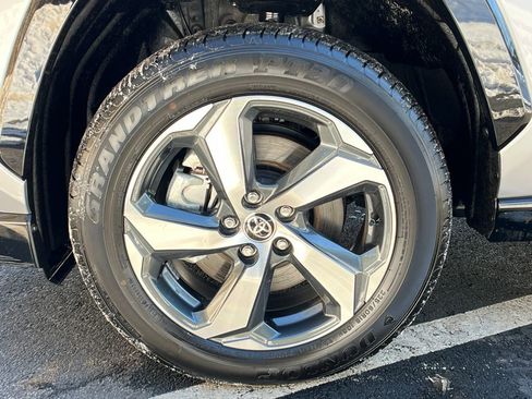 Used 2023 Toyota RAV4 SE w/ Weather & Moonroof Package image 25