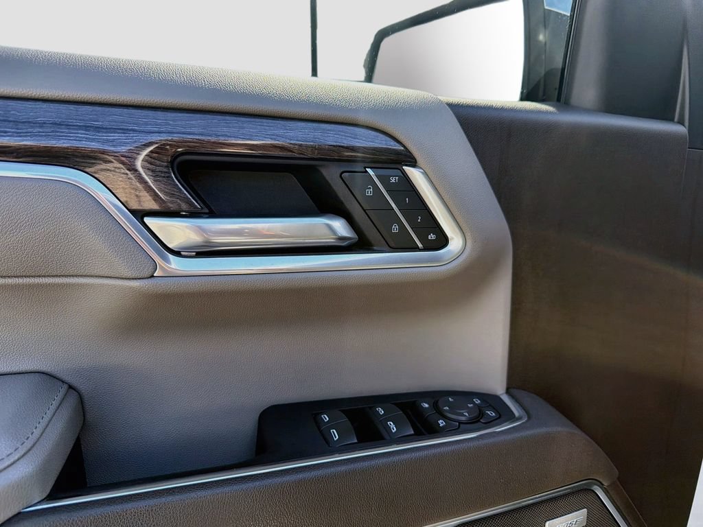 Used 2025 Chevrolet Silverado 1500 LTZ AWD/4WD image 18