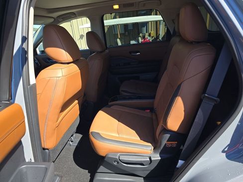 Used 2025 Nissan Pathfinder Platinum image 20