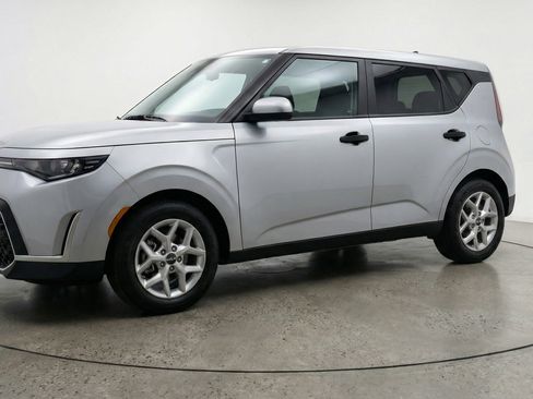 Used 2025 Kia Soul LX w/ LX Technology Package image 3