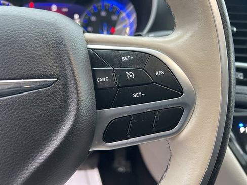 Used 2020 Chrysler Pacifica Limited image 33