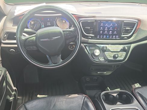 Used 2020 Chrysler Pacifica Limited FWD image 18