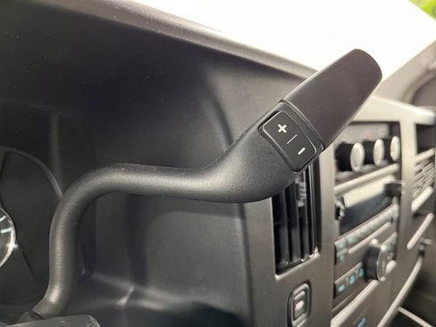 Used 2010 Chevrolet Express 2500 LT w/ LT Preferred Equipment Group RWD image 21