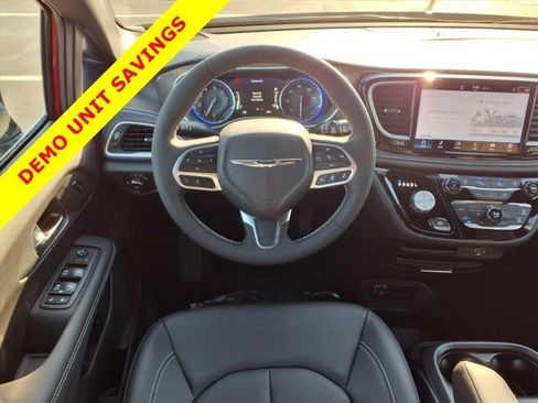 New 2026 Chrysler Pacifica Select image 5