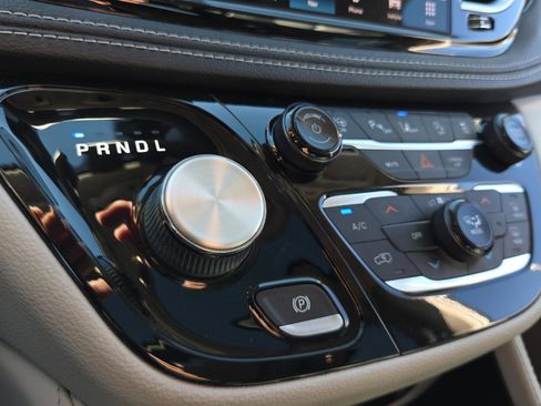 Certified 2022 Chrysler Pacifica Limited w/ Uconnect Theater Family Group image 20