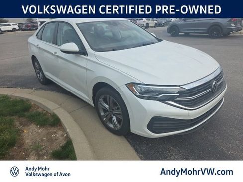 Used 2023 Volkswagen Jetta SE FWD image 2