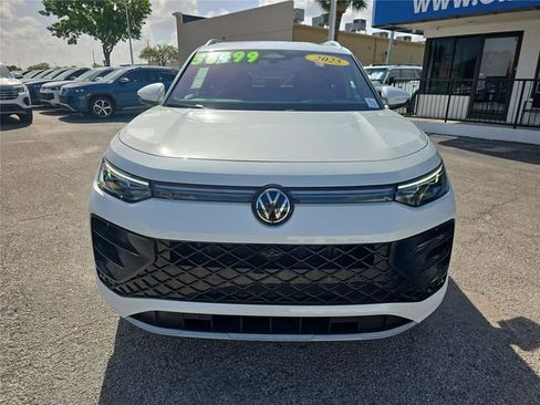 Used 2025 Volkswagen Tiguan SEL R-Line image 2