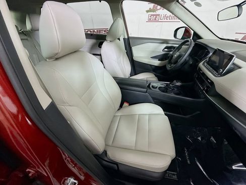 Certified 2025 Nissan Rogue SV w/ SV Premium Package AWD/4WD image 32