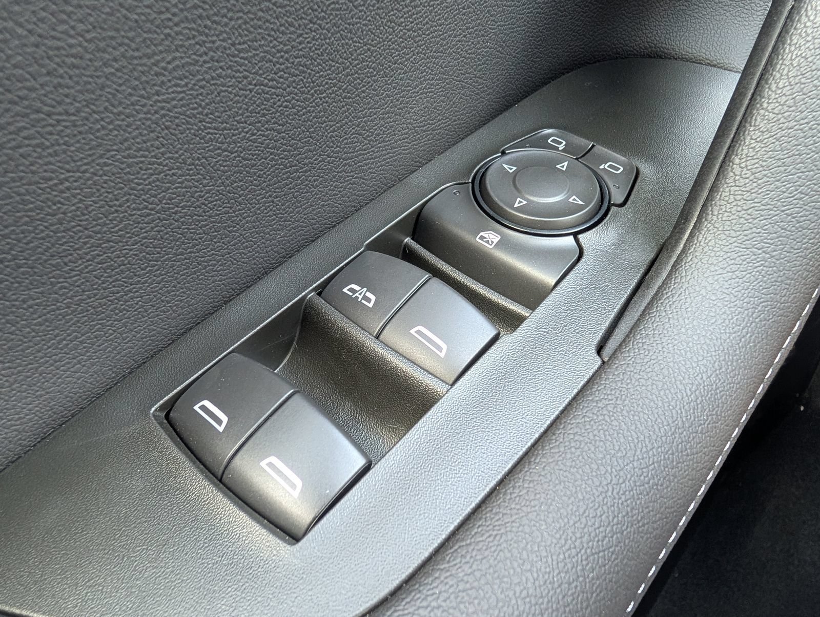New 2026 Chevrolet Blazer LT w/ Convenience Package FWD image 18
