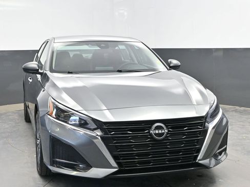 Used 2025 Nissan Altima 2.5 SV FWD image 4
