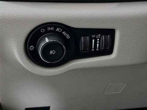 Used 2024 Chrysler Pacifica Touring-L FWD image 14