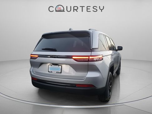 New 2025 Jeep Grand Cherokee Altitude RWD image 4