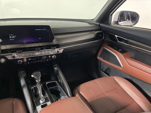 Used 2023 Kia Telluride EX w/ EX Captain's Chair Package image 18