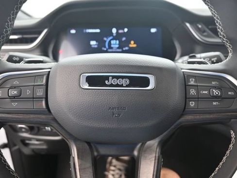 Used 2024 Jeep Grand Cherokee L Limited w/ Luxury Tech Group II AWD/4WD image 9