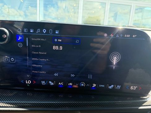 Used 2025 Chevrolet Traverse High Country w/ LPO, Floor Liner Package FWD image 9