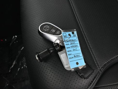 Used 2025 Mercedes-Benz GLC 300 4MATIC image 27