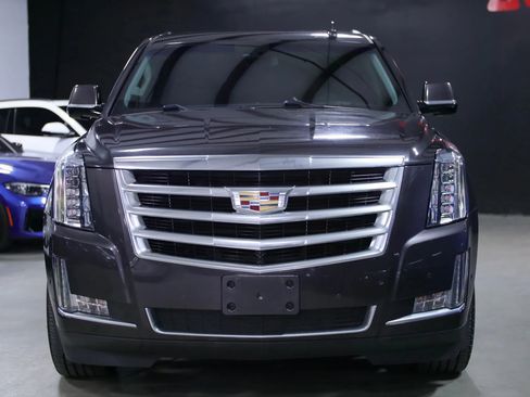 Used 2017 Cadillac Escalade Luxury image 4