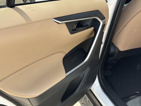 Used 2020 Toyota RAV4 LE FWD image 11