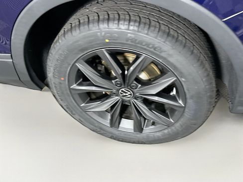 Used 2022 Volkswagen Tiguan SE w/ Panoramic Sunroof Package image 11
