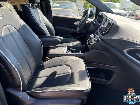 Used 2025 Chrysler Pacifica Limited AWD/4WD image 43