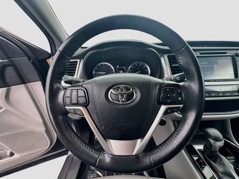 Used 2019 Toyota Highlander XLE AWD/4WD image 11