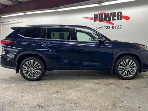 Used 2022 Toyota Highlander Platinum image 2