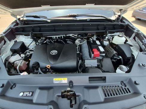Used 2021 Toyota Highlander XLE AWD/4WD image 14