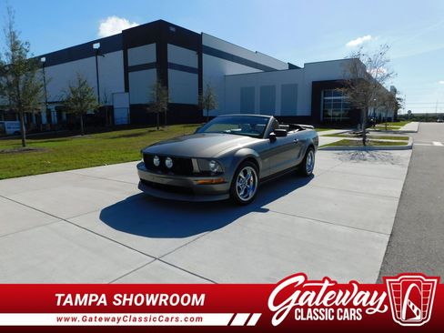 Used 2005 Ford Mustang Convertible image 1