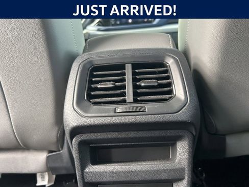 Used 2023 Volkswagen Taos SE w/ Panoramic Sunroof Package FWD image 9