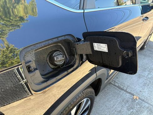 Used 2022 Volkswagen Taos SE image 33