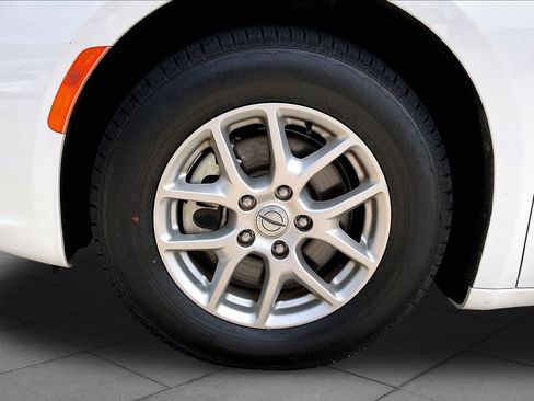 Used 2023 Chrysler Pacifica Touring-L FWD image 19