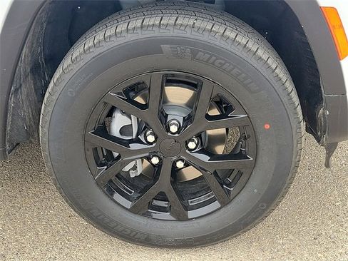 New 2026 Jeep Grand Cherokee Altitude image 7