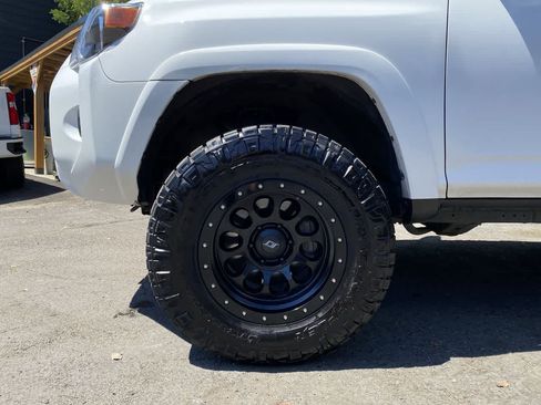 Used 2022 Toyota 4Runner SR5 Premium w/ Moonroof Package AWD/4WD image 10