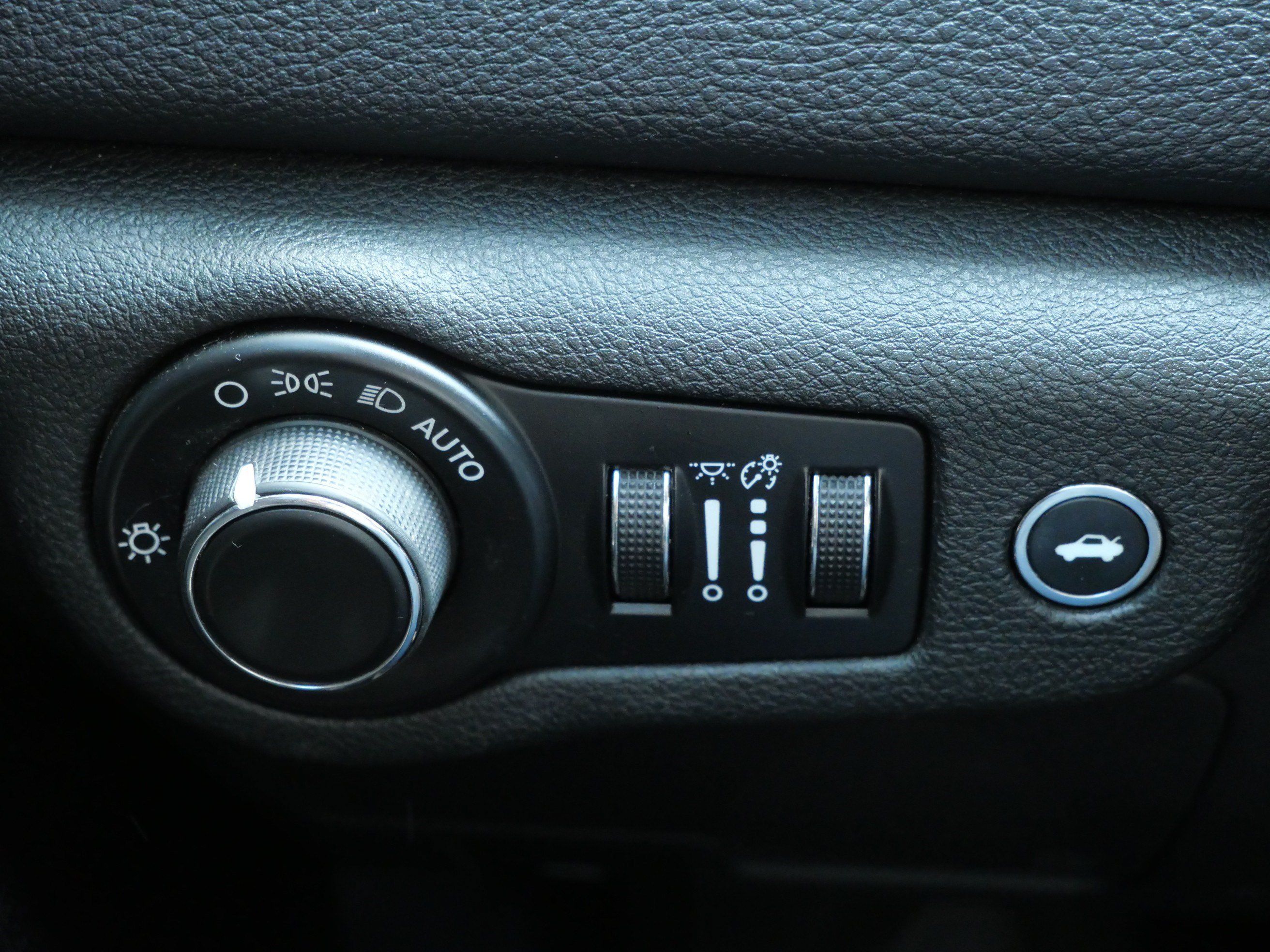 Used 2015 Chrysler 200 Limited w/ Convenience Group FWD image 26