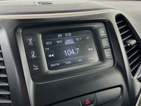 Used 2016 Jeep Cherokee Latitude w/ Cold Weather Group AWD/4WD image 18