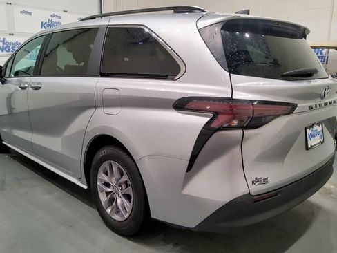 Used 2024 Toyota Sienna XLE FWD image 3