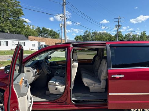 Used 2010 Chrysler Town & Country Limited w/ Entertainment Group #3 FWD image 9