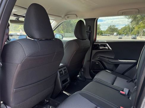 New 2025 Mitsubishi Outlander ES FWD image 17