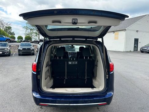 Used 2019 Chrysler Pacifica Touring-L FWD image 15