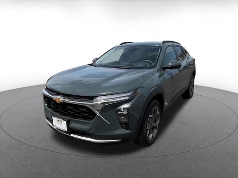 Used 2025 Chevrolet Trax LT FWD image 7