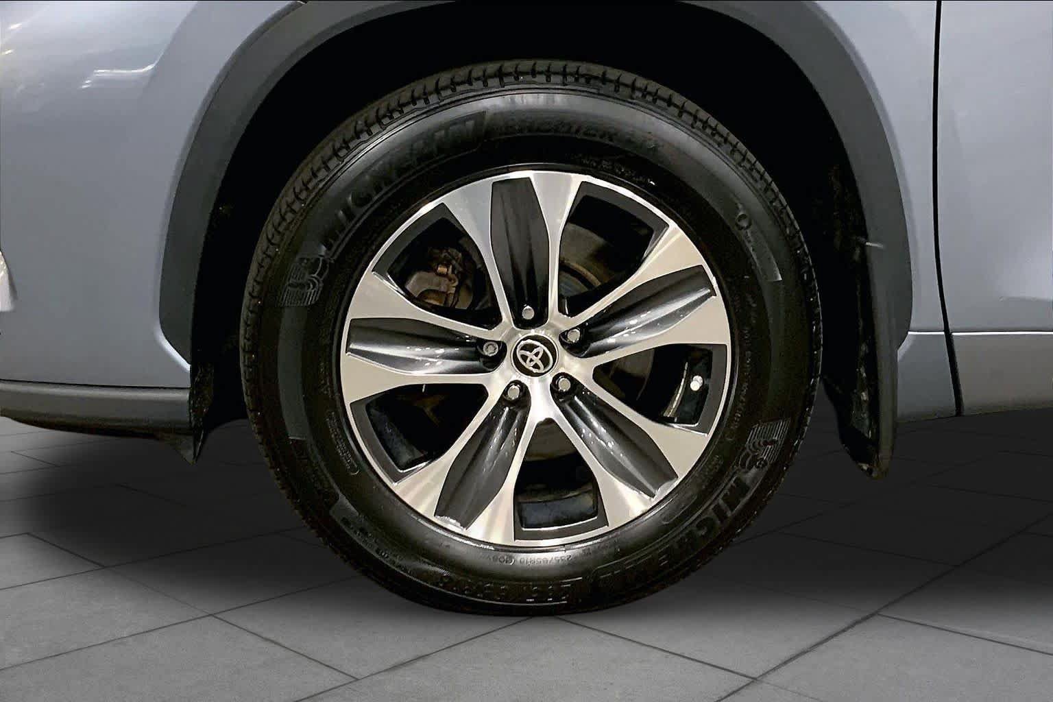 Used 2023 Toyota Highlander XLE AWD/4WD image 11