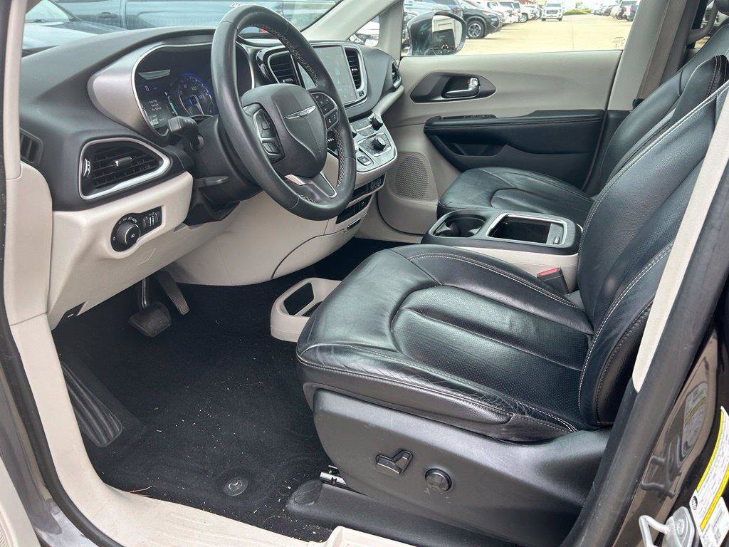 Used 2022 Chrysler Pacifica Touring-L FWD image 11