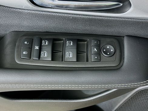 Used 2025 Chrysler Pacifica Premium FWD image 15