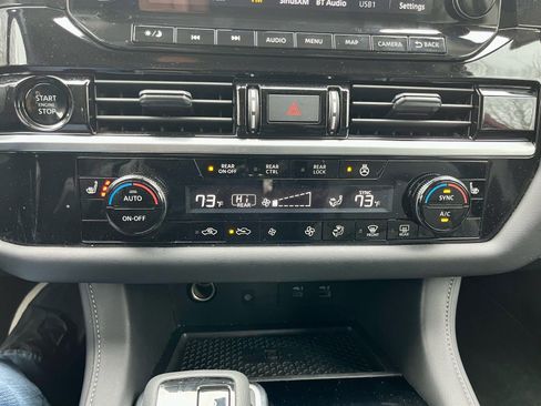 Used 2025 Nissan Pathfinder SL image 29