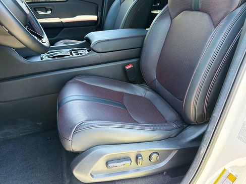 Used 2025 Honda Pilot Black Edition image 38