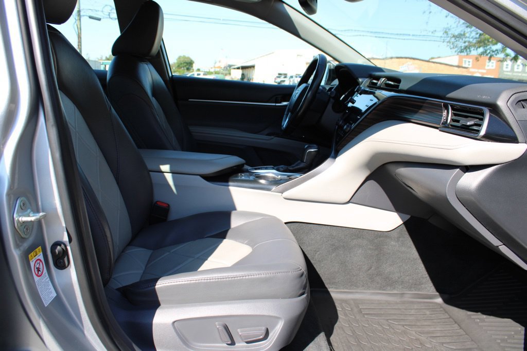 Used 2019 Toyota Camry XLE w/ Navigation Package FWD image 13