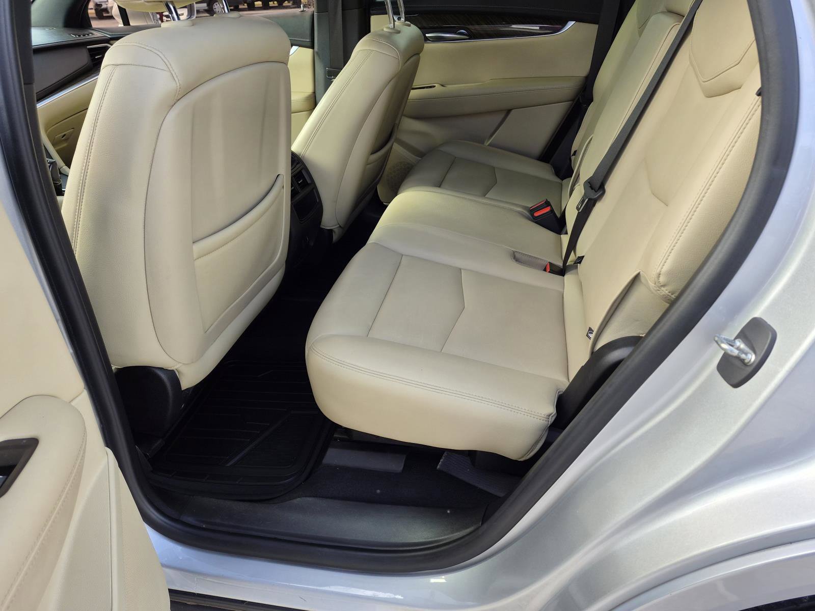 Used 2019 Cadillac XT5 FWD image 3