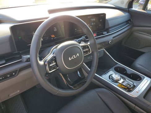 Certified 2025 Kia Carnival EX image 23