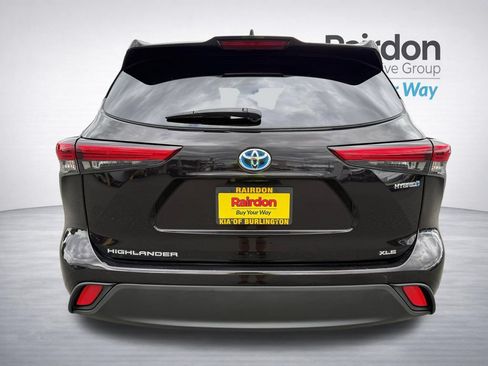 Used 2021 Toyota Highlander XLE AWD/4WD image 6