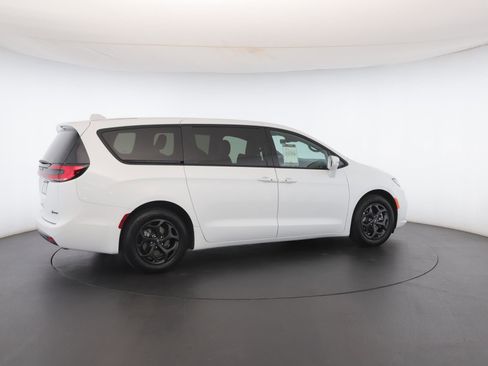 Used 2022 Chrysler Pacifica Touring-L w/ S Appearance Package image 29